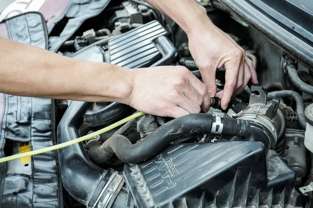 co-nen-ve-sinh-buong-dot-o-to