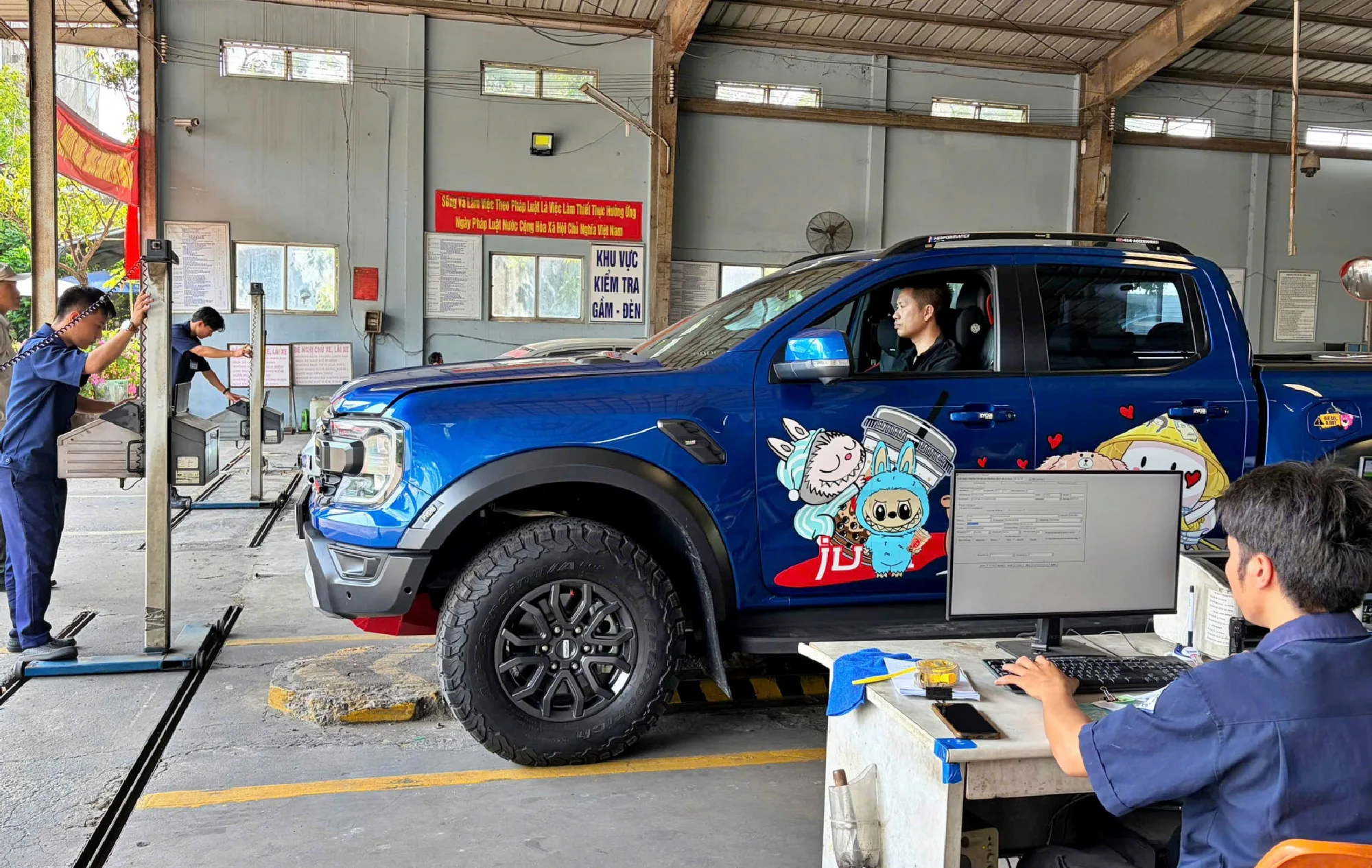 Quy trình đo khí thải ô tô tại trạm đăng kiểm diễn ra thế nào_